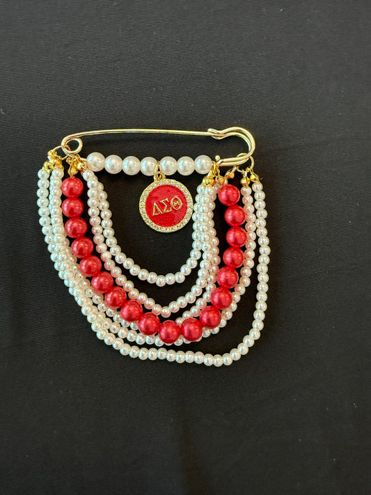 DE095 - Delta Broach - Safety Pin, pearls