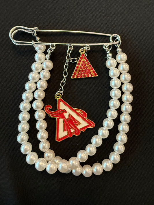 DE097 - Delta Broach - Safety Pin, pearls