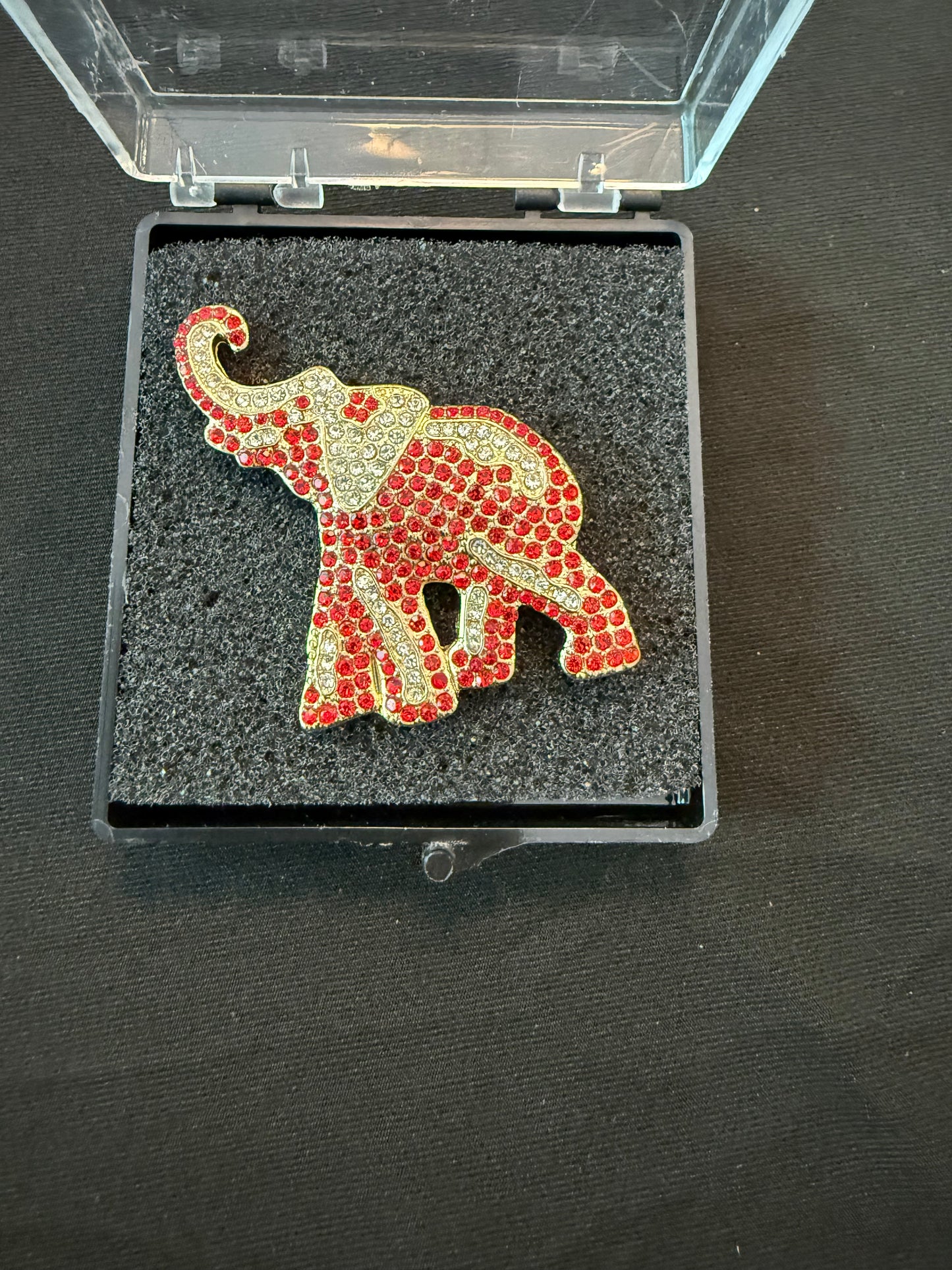 DE0106 - Delta Broach - Elephant (Red)