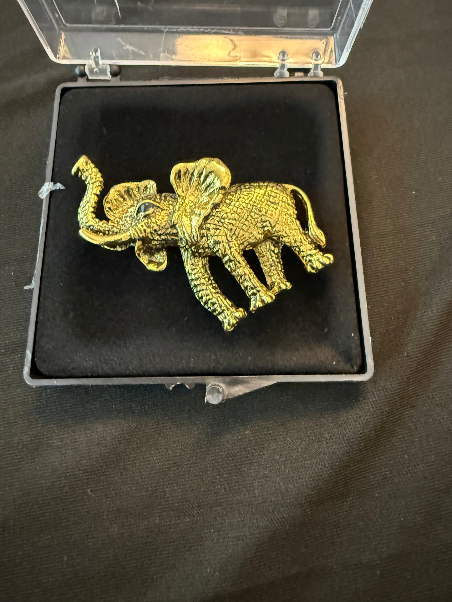 DE0111 - Delta Broach - Gold Elephant