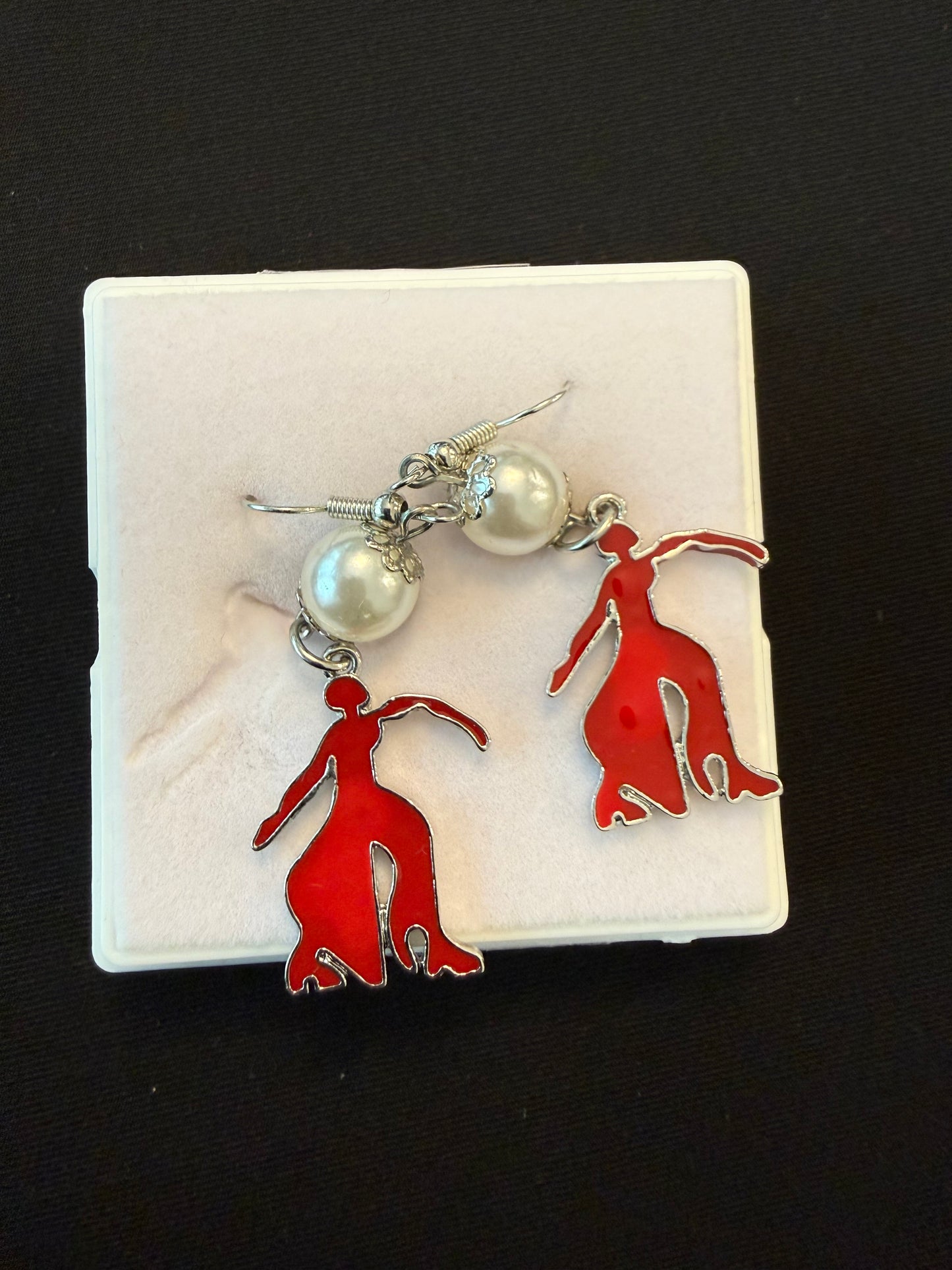 DE0121 - Delta Earrings - Pearl and Pose
